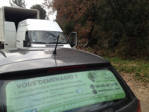 Transbordement d'effets de déménagement depuis véhicule utilitaire vers camion poids lourd