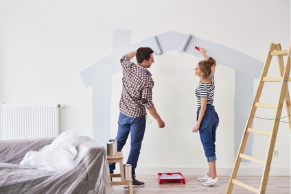 Couple travaux peinture mur logement