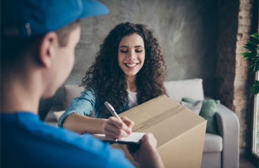 Livraison d'un déménagement avec signature de la lettre de voiture par le client