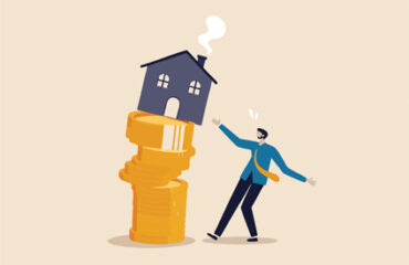 Illustration personnage soutenant maison prête à tomber sur un tas de pièces de monnaie