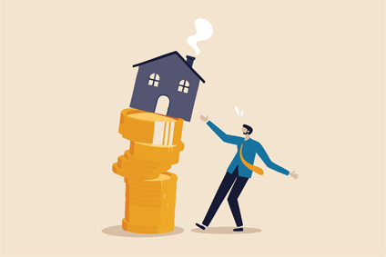 Illustration personnage soutenant maison prête à tomber sur un tas de pièces de monnaie